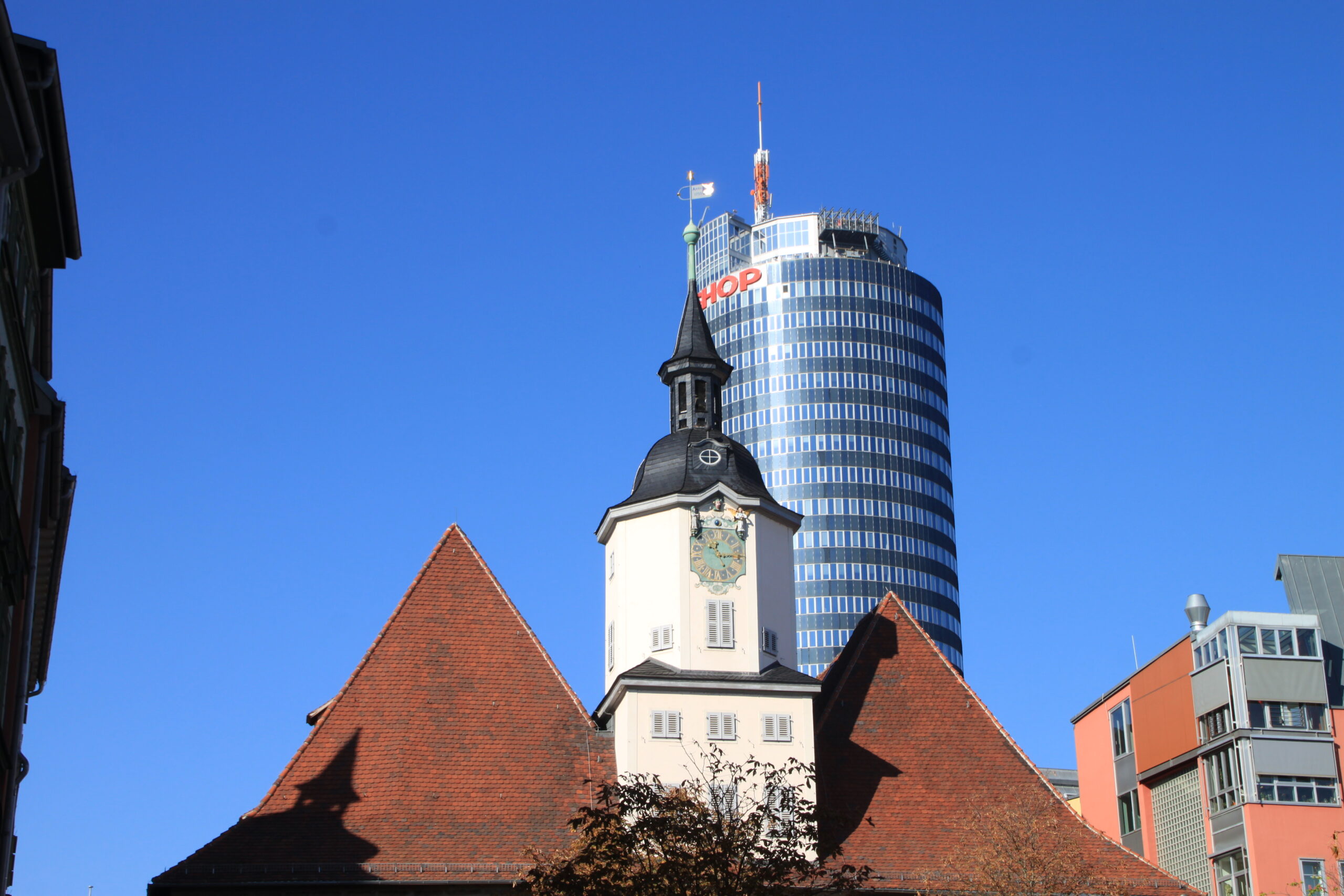 Rathaus Jena, dahinter das "der Turm" genannte Hochhaus